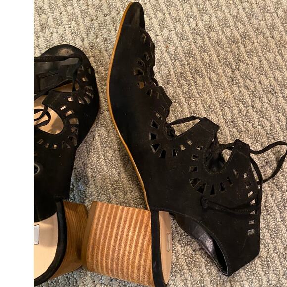 BP Sz 6.5 Black Cut Out Heels 2 1/4 inch Wooden Heels Suede Upper Lace Up - Picture 4 of 4